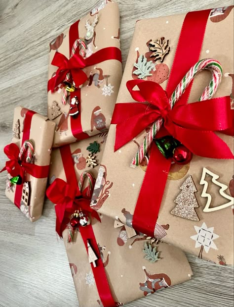 Christmas Present Wrap, Xmas Gift Wrap, Happy Christmas Day, Christmas Gift Packaging, Christmas Gift Basket Ideas, Gift For Mom Christmas, Cosy Christmas, Christmas Themes Decorations, Christmas Gift For Mom