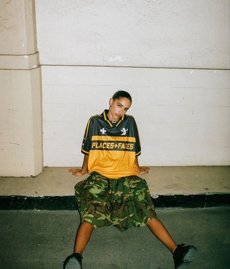 Baggy Vintage Outfits, Fashion Baggy Clothes, Brianna Anderson, Streetwear Poses, Fashion Baggy, Film Vintage, 90s Shorts, Career Fashion, Streetwear Clothes