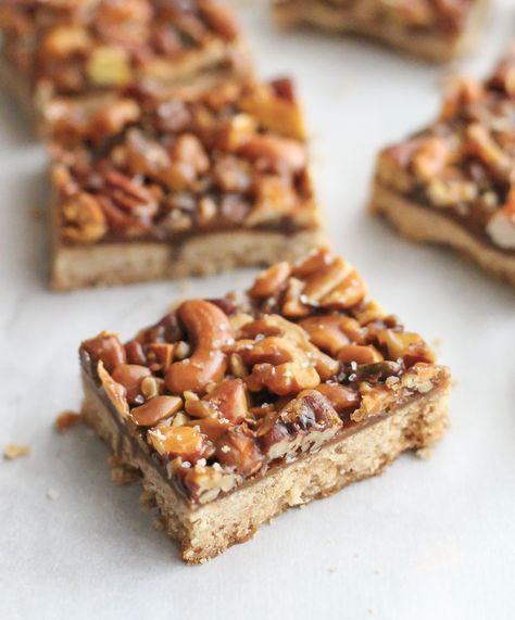 Caramel Nut Bars, Nut Bars Recipe, Caramel Drink, Caramel Bars Recipe, Salted Caramel Bars, Nut Dessert, Chewy Caramel, Butternut Squash Mac And Cheese, Nut Bars