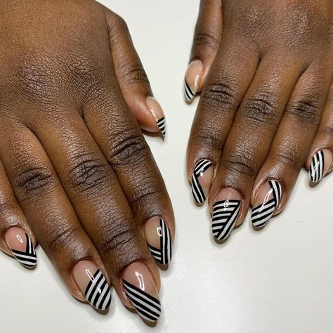 Black-and-White Classic Nails Cute Nails Black, Gel Nail Art Ideas, Nail Transformation, Nail Tricks, Health Nails, Black And White Nail Designs, Nail Growth Tips, Nail Designs For Spring, Grow Nails Faster