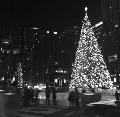 Christmas Gray Aesthetic, Gray Christmas Aesthetic, Grey Christmas Aesthetic, Gray Christmas Wallpaper, Christmas Black And White Aesthetic, Black And White Christmas Aesthetic, Christmas Core, Nyc Christmas, Winter City