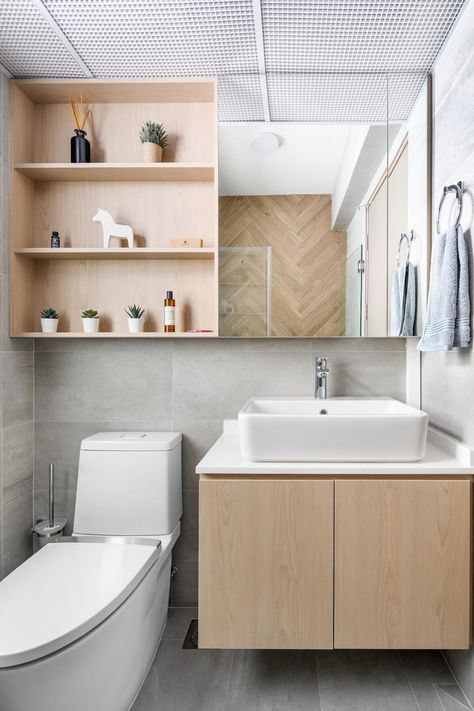 Check out this Scandinavian-style HDB Bathroom and other similar styles on Qanvast. Muji Style Interior, Studio Renovation, Tiles Toilet, Japanese Style Bathroom, Makeover Kamar Mandi, Lavatory Design, Muji Home, Condo Bathroom, Singapore Interior