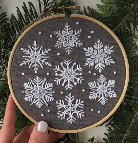 Hand Embroidery Snow Flakes, How To Embroider Snowflakes, Embroidery Patterns Winter, Embroidery Cards Pattern Free Printable Christmas, Framed Embroidery Ideas, Embroidery Circle Designs, Masculine Embroidery Designs, Snowflake Designs Pattern, Winter Embroidery Designs