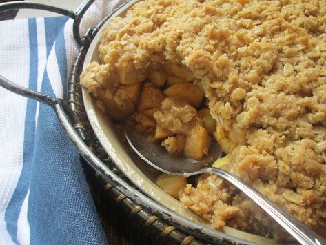 Apple Crisp Ina Garten, Old Fashioned Apple Crisp, Plum Dessert, Apple Pie Filling Recipes, Best Apple Crisp, Teacher's Desk, Easy Apple Crisp Recipe, Fruit Crisp, Apple Season