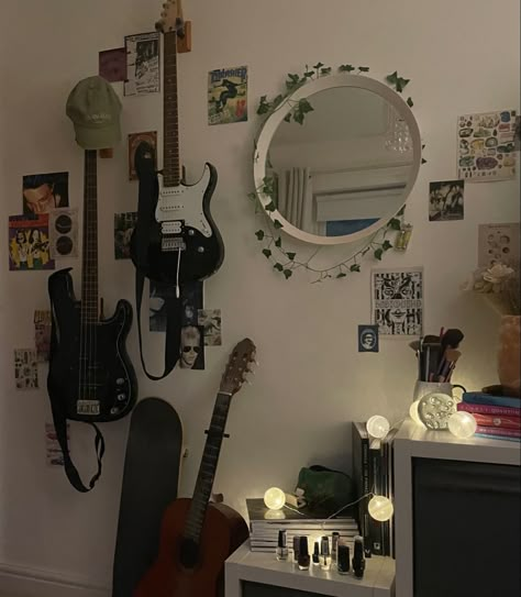 Music Bedroom Aesthetic, Guitar Room Decor, Music Themed Bedroom, Aesthetic Guitar, Aesthetic Bedrooms, Music Bedroom, Teenage Girl Room, Bedroom Ideas Decor