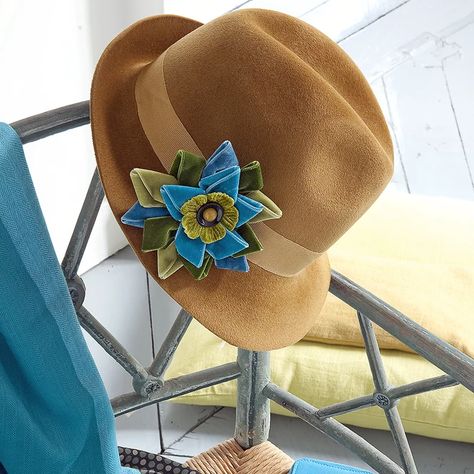 Un chapeau feutre orné d'une fleur en velours - Marie Claire Velvet Flower, Bleu Turquoise, Felt Hat, Flowers Diy, Marie Claire, Fabric Flowers, Cowboy Hats, Cowboy, Felt