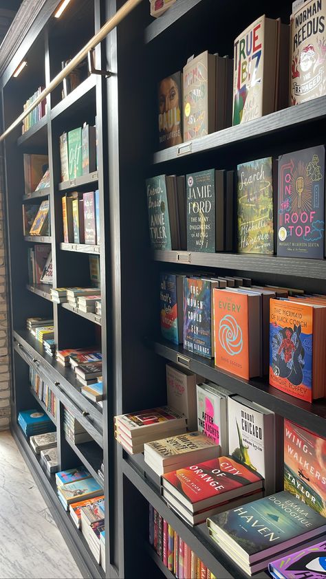 Small Book Store Design, Book Store Decor, Moody Bookstore, Small Bookstore Aesthetic, Small Book Store, Book Store Interior, Book Cafe Ideas, Cute Bookstore, Book Store Design