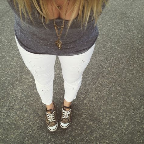 simple summer outfit. casual outfit. white jeans. sneakers. coach shoes. grey tank. long necklace by steve madden Coach Sneakers Outfit, Coach Shoes Outfit, Outfit Con Jeans, Sneakers And Jeans, Sneakers Outfit Casual, Meeting Outfit, Outfits Con Jeans, Coach Sneakers, Simple Summer Outfits