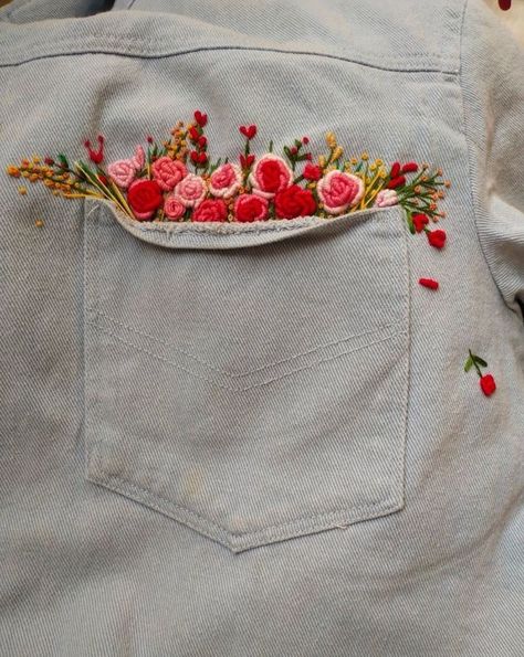 Denim Jacket With Pins And Patches, Jean Embellishment Ideas, Hand Embroidery On Denim Jackets, Embroidery Inspiration Jeans, Jeans Embroidery Ideas, Embroidered Jeans Diy, Embroidery Jeans Diy, Sulaman Pita, Clothes Embroidery Diy