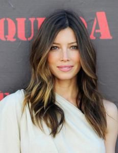 Center Part Long Layers, Bayalage Brunette Fine Hair, Date Night Hair, Peekaboo Highlights, Hair And Makeup Tips, Jessica Biel, Brown Blonde, Hair Envy, Brunette Hair