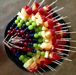 Fruit Shish Kebabs Skewers, Fruit Screwers, Fruit Skewers Party, Fruit Skewers Ideas, Rainbow Fruit Skewers, Easter Party Food, Fruit Kebabs, Fruit Platter Designs, Pretty Rainbow