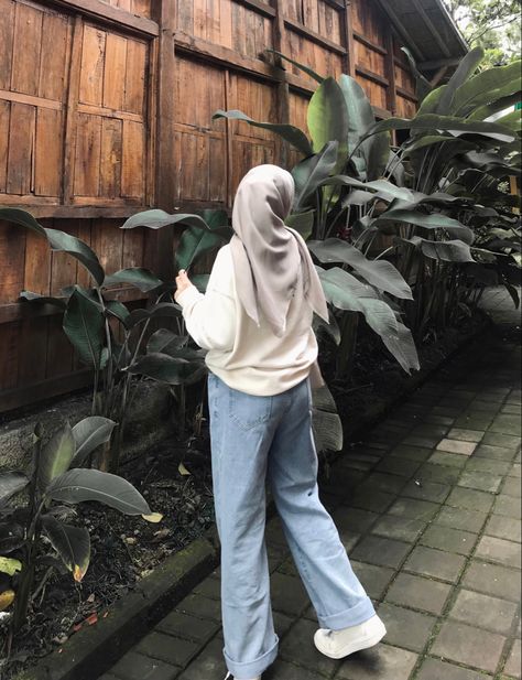 Outfit Hijab Sweater, Sweater Outfits Hijab, Ootd Ngampus, Style Hijab Simple, Outfit Muslim, Ootd Sweater, Ootd Simple, Modesty Outfits, Zara Skirt