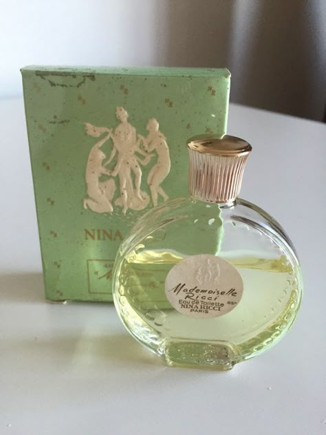 Koleksi Parfum, Vintage Parfum, Pretty Perfume Bottles, Perfume Collection Fragrance, Perfume Scents, Perfume Lover, Vintage Bottle, Body Skin Care Routine, Vintage Perfume