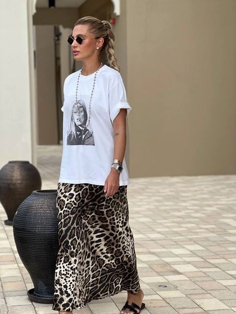 Crewneck Outfit, Stile Boho Chic, Leopard Print Skirt, Looks Street Style, Outfit Trends, Mode Inspo, Work Outfits Women, Print Skirt, Looks Style