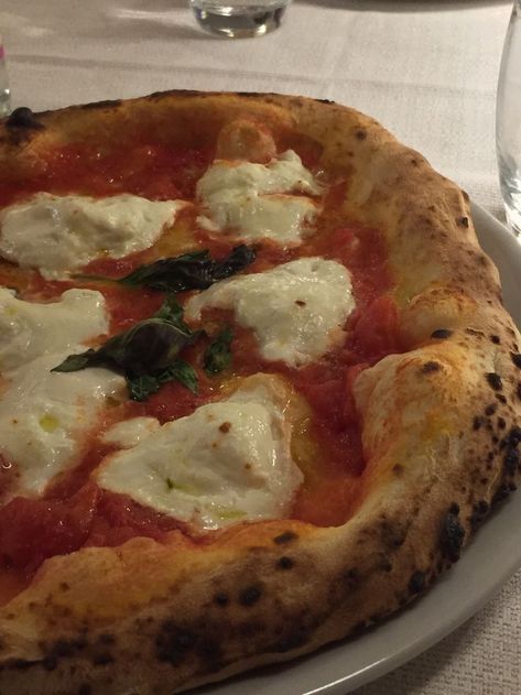 Pizza lover, margherita DOP con burrata #food #foodporn #instafood #foodie #pizzatime #pizza #napoli #pizzalover #amazing #art #wow #instamakeup #artistic #dresseswow #burger #lunch #tasty #pizzanapoletana #restaurante #gastronomia #ilovepizza #italia #pizzaitaliana Date In Italy, Napoli Food, Pizza Lunch, Pizza Margherita, Lunch Date, Vegetable Pizza, Amazing Art, Pizza, Cheese