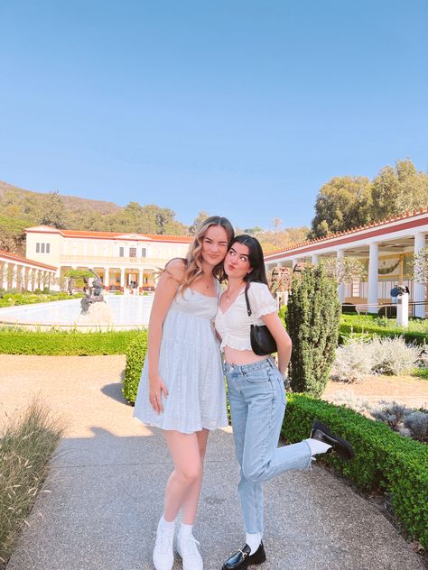 Getty Villa Photoshoot, Villa Photoshoot, Cali Summer, La Aesthetic, Pictures Outside, Getty Villa, Event Inspiration, Santa Monica, Cali