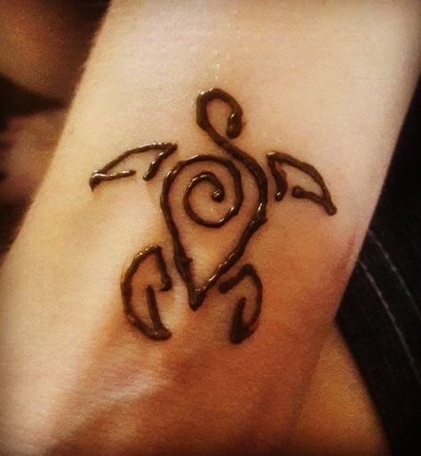 Hawaiian Flower Henna, Henna Turtle Design, Henna Ideas For Beginners, Hana Tato Ideas, Henna Tattoo Turtle, Hana Tato, Preppy Henna, Beachy Henna Designs, Hana Ideas