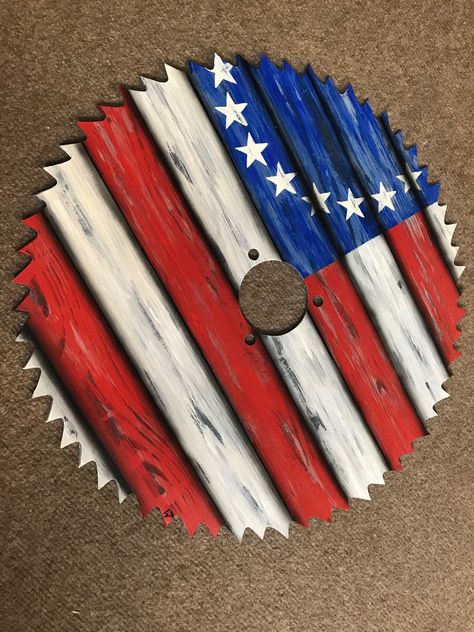 How to pain a wood grain on a saw blade Follow along in the three videos by DakotaBusy to create a fun rustic wood flag look. Flag Canvas Painting Diy, Repurposed Saw Blades, Saw Blades Art, How To Paint On Saw Blades, Saw Crafts Ideas, Old Handsaw Ideas, Old Saw Blades Ideas Diy, Painting On Saw Blades Ideas, Painting Saw Blades Ideas