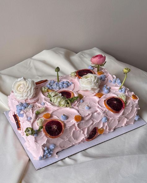 A sweet dose of cake inspiration 🍰🤍 Vanilla Bean Custard, Cake With Fruit, Vanilla Bean Buttercream, Sheet Cake Designs, Cake Strawberry, Pink Cookies, Cinnamon Cake, Chocolate Chip Cake, Wedding Sweets