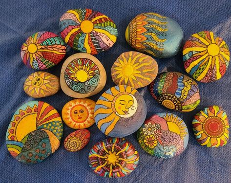 Sun On Rock Painting, Boho Painted Rocks Ideas, Sunrise Rock Painting, Hippy Painted Rocks, Sun And Moon Rock Painting, Painted Rocks Sun, Colorful Rock Painting, Painted Garden Rocks Ideas, Retro Rock Painting