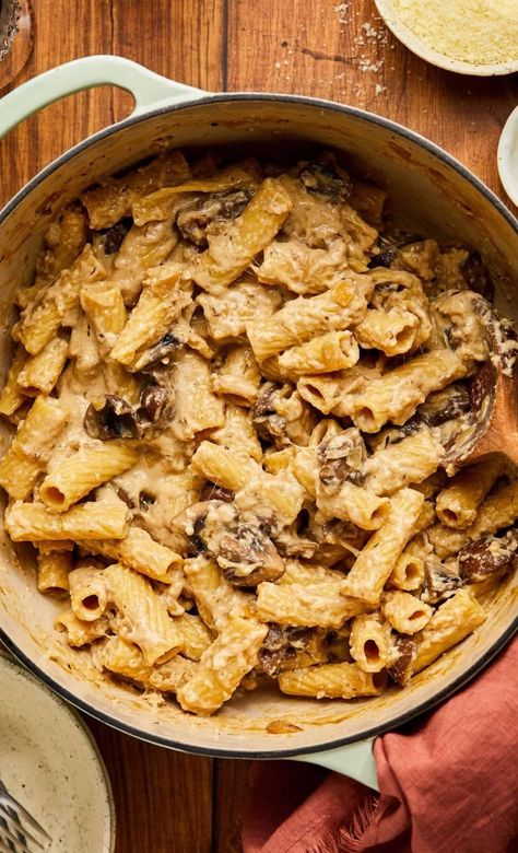 One-Pot Creamy Mushroom Pasta (An Easy 30-Minute Recipe) One Pot Pasta Mushroom, Mushroom Cheese Pasta, One Pot Creamy Mushroom Pasta, Mushroom Ragu Pasta, One Pot Mushroom Pasta, Baby Bella Mushroom Recipes, Mushroom Pasta Recipes, Mushroom Pasta Bake, Mushroom Spaghetti