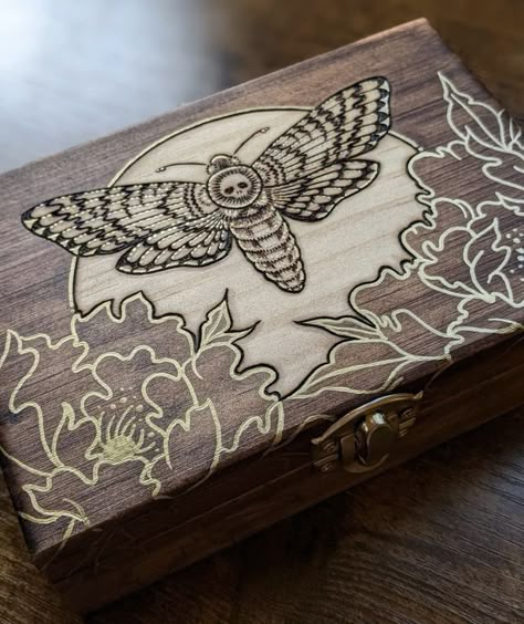 Skull Linework, Beginner Wood Burning, Wooden Box Designs, Jewelry Box Design, Painted Jewelry Boxes, Lino Art, Woodburning Projects, Pyrography Art, Full Body Tattoo