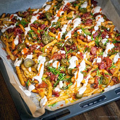 Dirty Fries with Jalapenos and Bacon Dirty Fries Recipes, French Fries Loaded, Bbq Fries, Loaded Fries Recipe, Dirty Fries, Bbq Food Truck, Nacho Fries, Course Ideas, Frozen French Fries