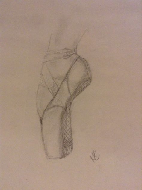 Pointe Shoes Sketch, Pointe Drawing, Easy Art References, Pointe Shoes Drawing, Shoe Sketch, Shoe Tattoos, Basic Art, Drawings For Beginners, Shoe Sketches