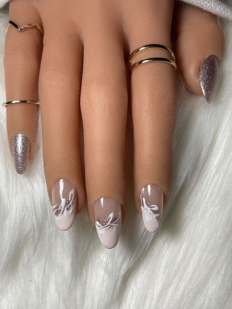 Nude Nails With Glitter, Feminine Things, Sophisticated Nails, Nail Cream, Cream Nails, Painted Nail Art, Painted Designs, New Nail Art, Manicure Kit