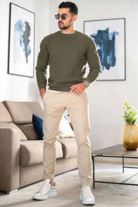 Top 18 Khaki Outfits For Men To Achieve A Timeless Look Casual Look For Men, Khakis Outfit, Smart Casual Menswear, Mens Smart Casual Outfits, Mens Business Casual, Mens Business Casual Outfits, Herren Style, Outfit Hombre, Pants Outfit Men