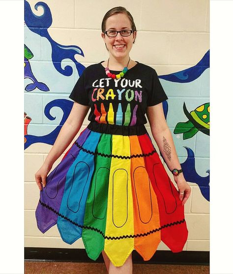 Survived the first week of Summer School! & happy Art Shirt Friday (Fri-YAY!) Someone suggested I wear my crayon shirt with my crayon skirt. IG: @Rainbow.Art.Teacher Crayon Shirt, Artistic Outfits, Crayon Costume, Art Teacher Outfits, Rainbow Costumes, Box Costumes, Fri Yay, Teacher Clothes, Art Costume