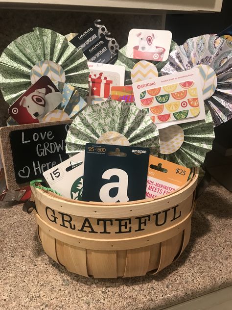 Made this fun and easy gift Card Bouquet for my son’s school fundraiser. Paper flowers hand made using colorful craft paper. Basket from Michael’s along with the mini chalkboard sign. Gift cards donated by parents! Thank You Gift Card Bouquet, Gift Certificate Basket Ideas, Card Bouquet Ideas, Gift Card Raffle Basket, Gift Card Bouquet Ideas, Unique Gift Card Presentation, Bouquet Ideas Diy, Gift Card Gift Ideas, Pto Mom