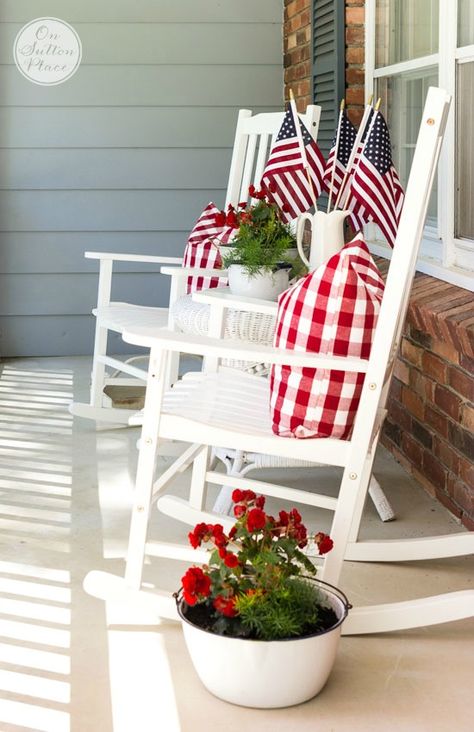 Last Minute Patriotic Decor Ideas | Easy ways to add the red, white and blue to your home! Farmhouse Front Porch Decor, Front Porch Furniture, Rocking Chair Porch, Building A Porch, Farmhouse Front Porches, Summer Porch, Porch Furniture, Farmhouse Porch, Diy Outdoor Decor