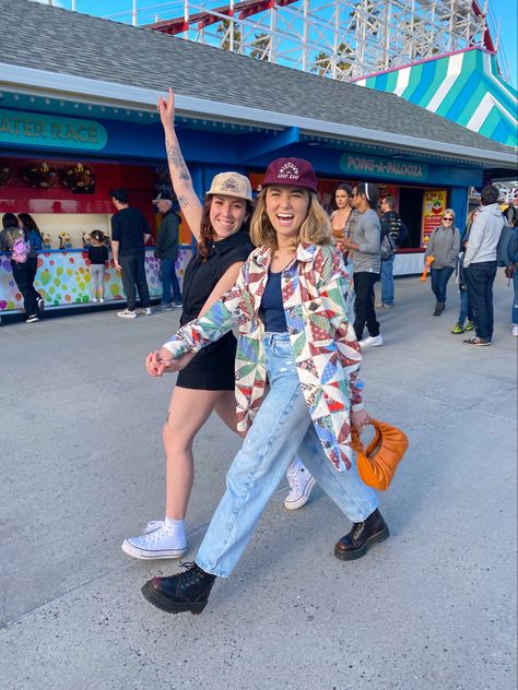 Best Friends Photo Inspo Santa Cruz Outfit Ideas, Santa Cruz Aesthetic, Boardwalk Outfit, Best Friend Aesthetic, Santa Cruz Beach Boardwalk, Friend Aesthetic, Santa Cruz Beach, Summer Carnival, Beach Boardwalk