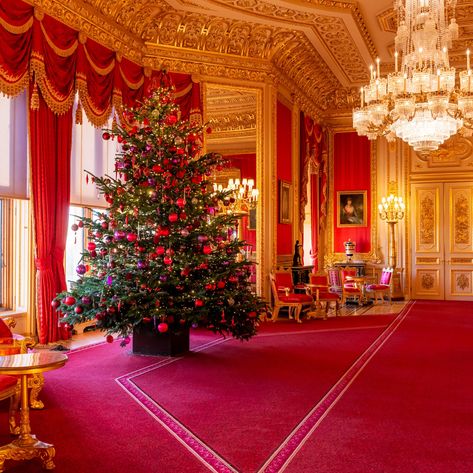 The royal family certainly knows how to deck the halls! 🤩🎄 Todd White Art, Queen And Princess, Royal Family Christmas, Palace Architecture, Castle Christmas, Royal Collection Trust, Palace Interior, Royal Residence, The Royal Collection