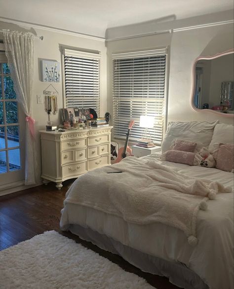 Farmhouse Bedroom Design, Modern Bedroom Wardrobe, Bedroom Cupboard, Bedroom Cupboard Designs, Room Redesign, Dream House Rooms, Redecorate Bedroom, Cozy Room Decor, Elegant Bedroom