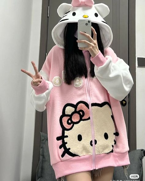 💙 Hello Kitty Plush Jackets 💗 LlNK lN BlO #hellokitty #hellokittycore #hellokittylover #hoodie Gia Core, Femine Style, Sanrio Jacket, Hello Kitty Jacket, Cute Hoodie Outfit, Alt Style Outfit, Hello Kitty Style, Kuromi Clothes, Hello Kitty Outfit