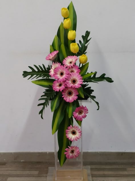 Statue Flowers, Flowers Arrangements Ideas, Red Flower Arrangements, Flowers Ornaments, Arreglos Ikebana, Tropical Floral Arrangements, Tropical Flower Arrangements, Flowers For Mom, Church Easter Decorations