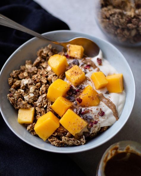 Mango Yogurt Bowl, Spiced Granola, Granola Yogurt Bowl, Granola Homemade, Pancakes Chocolate, Yogurt With Honey And Granola, Yoghurt And Granola Bowl, Mango Yogurt, Yogurt And Granola Aesthetic