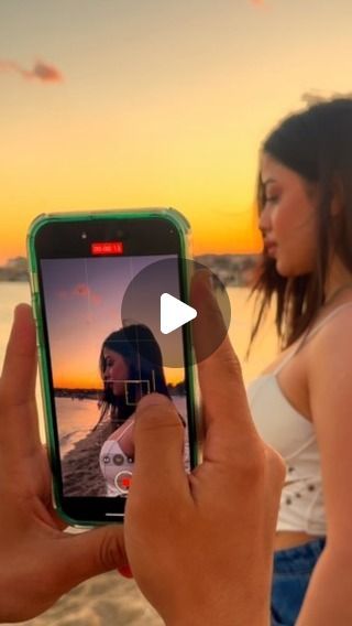 Öznur Garip on Instagram: "sunset lover 🤭" Sunset Poses, Sunset Video, Solo Poses, Photo Tricks, Photography Hacks, Photo Editing Techniques, Ellie Goulding, Sunset Lover, Camera Hacks