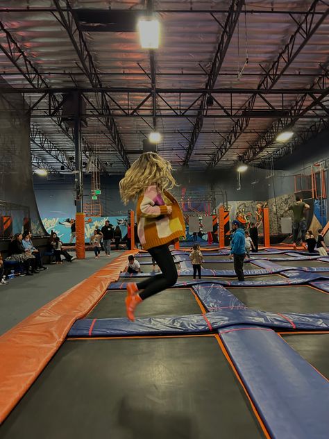 Trampoline Park Pictures, Trampoline Park Aesthetic Friends, Trampoline Park Photo Ideas, Trampoline Park Date, Trampoline Date, Trampoline Park Aesthetic, Trampoline Room, Sky Zone, Cute Travel Outfits