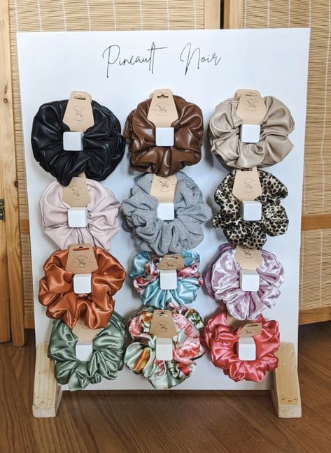 A board of colourful Scrunchies Craft Fair Displays Scrunchies, Scrunchie Stall Setup, Scrunchie Booth Display, Scrunchie Pop Up Shop, Scrunchie Vendor Display, Scrunchies Display Ideas, Display Scrunchies, Scrunchie Display Craft Show, Scrunchie Business Packaging