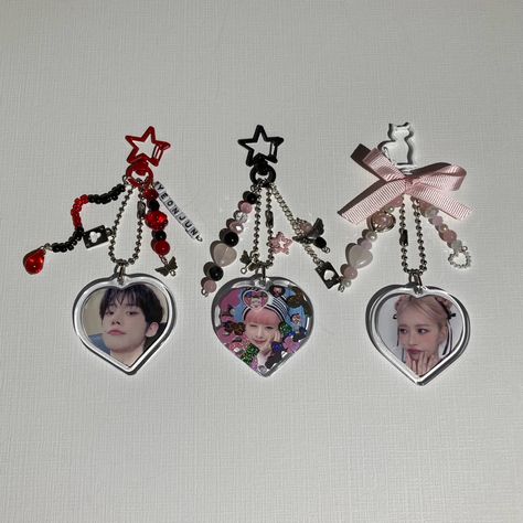 Heart Acrylic Keychain, Acrylic Heart Keychain, Kpop Photocard Keychain, Diy Keychain Acrylic, Beaded Photo Frame, Kpop Jewelry Aesthetic, Kpop Acrylic Keychain, Kpop Beads Keychain, Kpop Store Ideas