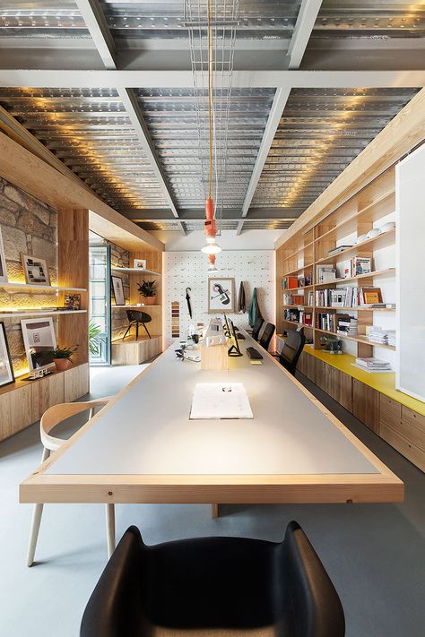 Office With Long Desk, Studio Architecture Workspace, Architecture Studio Workspace, Interior Design Studio Workspace, Office Decor Professional Corporate, Work Office Decor Professional, Professional Office Decorating Ideas, Coworking Design, Design Studio Workspace