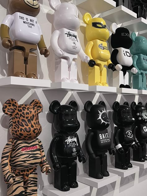 Stüssy stussy Bearbrick streetwear kaws streetstyle Düsseldorf supreme dusseldorf art fashion Tiktok nike Adidas Yeezy Vivienarchive Jordan 4 Jordan 1 air Jordan Yeezy desert boots y2k gorpcore vintage Carhartt New York room decor home decor aesthetic Jordan 4 Cool Grey, Bear Brick, Lofted Cabin, Miami Living, Kaws Wallpaper, Brick Art, Cute Room Decor, Closet Design, Vinyl Figures