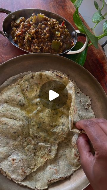 Rite Eat on Instagram: "Jowar roti
.
Video Credit:- @cooklikeayogi
Superb recipe.
.
.
Recipe
1 cup water
1 cup jowar flour
1/4th cup rice flour
1/4th cup besan/ chickpea flour
Blend a handful of cilantro and 2 chili to paste ( I am using Thai chili)
1/2 tsp cumin seeds
1/4 tsp ajwain/ caram seeds
2 pinches of turmeric powder
1tsp salt

In a bowl, mix together jowar, rice flour, salt , cumin , ajwain , turmeric .
Make a paste with cilantro and chili.
Now bring a cup of water to boil, add the paste followed by the mixed flours and spices. Mix thoroughly. Turn off the heat. Add chickpea flour/ besan and mix again. Let this sit for 10 minutes to cool down a bit but while its still warm to touch, knead the dough well.
You can add extra room temp water to get the soft to a pliable consistency.
R Roti Video, Jowar Recipes, Jowar Roti, Thai Chili, Roti Recipe, Cumin Seeds, Cup Of Water, Turmeric Powder, Low Carbs