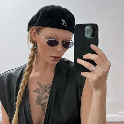 Beret Aesthetic Outfit, Beret Cap Outfit, Kangol Hats Women Outfit, Beret Aesthetic, Chanel Inspired Outfit, Apocalypse Party, Army Outfit, Beret Fashion, Beanie Outfit