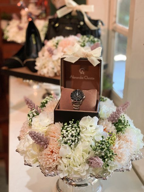 Hantaran Pernikahan Wedding, Hantaran Aesthetic, Hamper Decoration, Dulang Hantaran Ideas, Hantaran Ideas, Muslim Wedding Photos, Dulang Hantaran, Hantaran Pernikahan, Wedding Gift Hampers