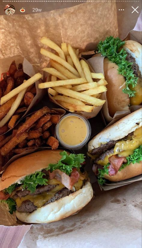 Aesthetic Burger, Burgers And Fries, Burger Fries, Food Goals, Food Is Fuel, Food Inspo, Food Obsession, Cafe Food, French Fries