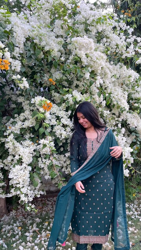 Chudithar Poses For Women, Kurti Photo Shoot Poses, Churidhar Poses For Women, Poses In Chudidar For Instagram, Photo Poses In Salwar Suit, Pose In Chudidar, Chudi Photo Pose, Chudidhar Photoshoot Poses, Chudidar Poses For Women